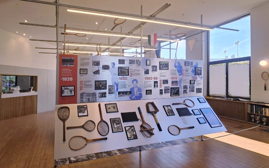 allestimento mostra Cento Volte Tennis: dettaglio dell'esposizione con pannelli e racchette